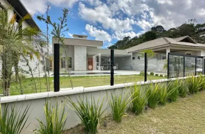 Casa linear em condomínio exclusivo em teresópolis-rj, 3 quartos, 3 suítes, 4 banheiros, 4 vagas, 200m².