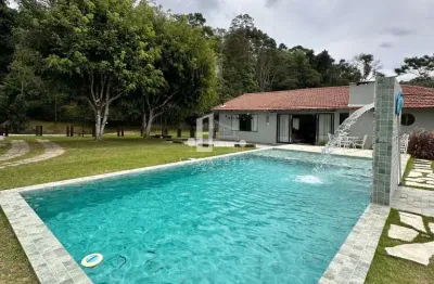 Casa linear à venda em teresópolis-rj, no parque do imbui! 4 quartos, 4 suítes, 5 banheiros, 10 vagas de garagem, 270m².