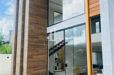 Casa em condomínio na Tijuca, Teresópolis-RJ: 3 quartos, 3 suítes, 5 banheiros, 4 vagas de garagem - 220m².
