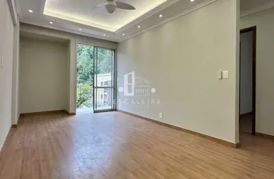 Apartamento à venda na Várzea, Teresópolis-RJ: 2 quartos, 1 sala, 2 banheiros, 1 vaga de garagem, 70m² de área.