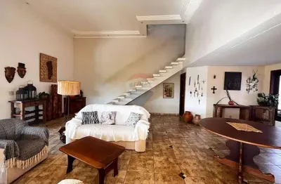 Casa com 3 suítes e garagem ampla no jardim do lago