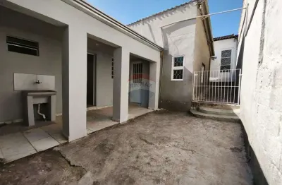 Invista no seu futuro! duas casas em terreno amplo com localização privilegiada.