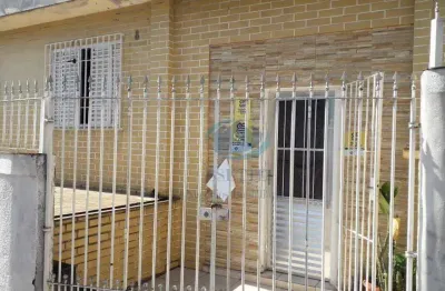 Casa térrea de 16 de frente x 10 metrôs, com 3 dormitórios, 2 banheiros, 2 vagas, quintal e edícula ,excelente para investimento, aceita proposta.