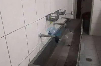 Prédio comercial em excelente localização ,com 5 salas grandes,5 banheiros, vestiário,cozinha,e um galpão no 2 piso,aceita proposta.