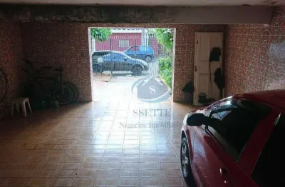 2 casas assobradadas sendo que cada uma possui 2 dormitórios,sala cozinha,banheiro e área de serviço com 4 vagas de garagem,aceita proposta.