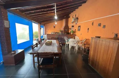 Casa térrea em ótima localização,com 3 dormitórios,1 suíte,4 vagas,churrasqueira,salão de festas,quintal,aceita permuta por até 50% do valor do imóvel