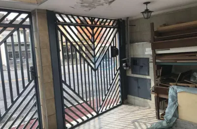 Casa térrea com 2 dormitórios,2 vagas,entrada lateral,quinta,edícula nos fundos,ótima localização,aceita proposta,