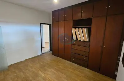 Casa térrea com 3 dormitórios,sala,cozinha,área de serviço,edícula,quintal,terraço,2 vagas,aceita proposta.