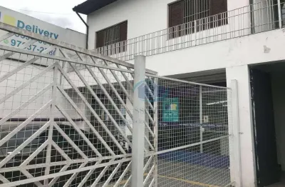 Loja com salão comercial em terreno de 10 x 32 metros,em excelente localização,aceita proposta.