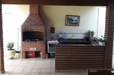 Casa térrea com 3 dormitórios,sala 2 ambientes,cozinha planejada,2 banheiros,quintal grande com churrasqueira,4 vagas,aceita permuta por apto.