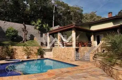 Chácara  com 4 dormitórios, sendo 2 suítes com closet e a master com hidro em  Arujá / SP
