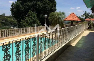 Chácara à venda com piscina, campo de futebol, churrasqueira, garagem coberta para 4 carros,  cacho