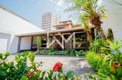 Sobrado à venda com 530m² de terreno com 3 suítes, área gourmet com piscina e churrasqueira e um li