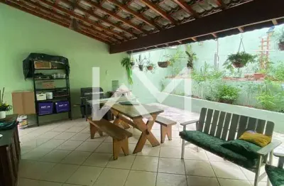 Casa à venda com 2 quartos, 1 suíte com closet e banheira, amplo espaço gourmet com horta, vila mil