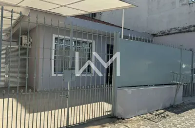 Maravilhosa casa à venda com 3 dormitórios, sendo 1  suíte, 2 banheiros, 6 vagas de garagem, 225m²,