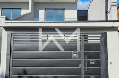Maravilhoso sobrado à venda com 3 dormitórios, 3 vagas de garagem, piscina, churrasqueira,  200m²,
