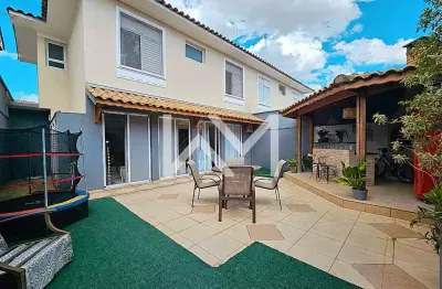 Sobrado residencial em Condomínio Fechado com 150m², 3 suítes, 4 vagas em Parque Renato Maia, Guaru