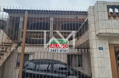 Casa de 2 quartos com sala ampla, cozinha funcional, 1 banheiro, 1 vaga de garagem e lavanderia int