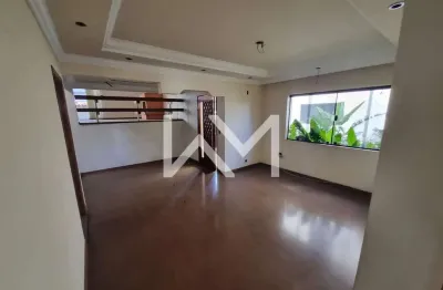 Residência ampla e moderna com duas salas, quatro quartos, área gourmet, garagem para quatro carros