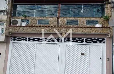 Sobrado à venda com 3 dormitórios, sendo 2 suítes, 4 banheiros, 3 vagas de garagem, 302m²  jardim p