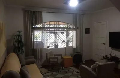 Sobrado à venda com 2 dormitórios, sendo 1 suíte, 2 banheiros, 2 vagas de garagem, 170m², jardim cu