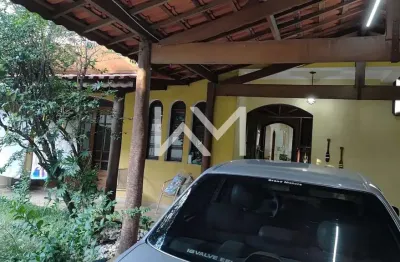 Sobrado espaçoso à venda com 3 dormitórios, sendo 1 suíte, 3 banheiros, 4 vagas de garagem, 300m² ,