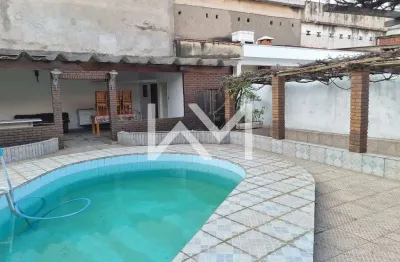 Exclusiva Casa com Piscina, 4 Quartos e 3 Suítes na Avenida Principal da Vila Galvão – Conforto e L