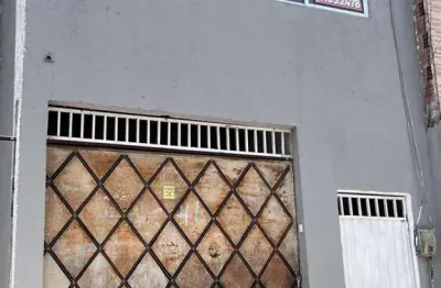 Alugo casa no 1º pavimento no nova metrópole com 2 quartos
