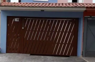 Casa 3 dormitorios, churrasqueira e 4 vagas em ótima localização