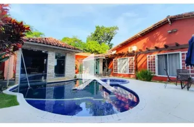 Casa a venda em condomínio de alto padrão com canal navegável em cabo frio