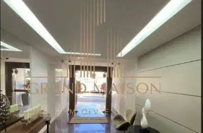 Cobertura à venda com 4 quartos, 269m² a 500 metros da praia do forte.