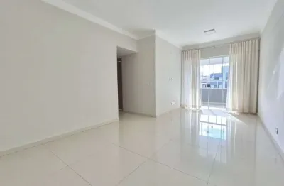 Apartamento com três quartos, sendo uma suíte com sacada e armários planejados.