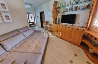 Casa no bairro santa mônica com três quartos, uma suíte com closete e amplo quintal.