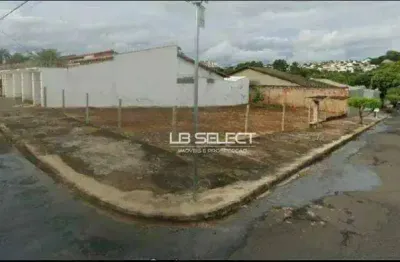 Terreno de esquina no bairro cidade jardim com 360 metros quadrados.