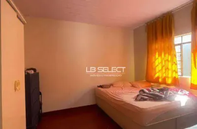 Casa no bairro oswaldo resende com três quartos, sala, cozinha, banheiro e quintal.