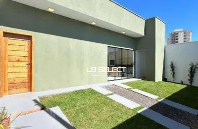 Casa no bairro portal do vale com dois quartos, suíte e duas vagas de garagem.