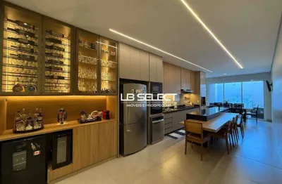 Casa no bairro jardim karaíba com três suítes e área gourmet.