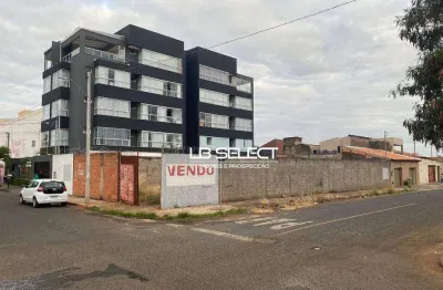 Terreno de esquina no bairro santa mônica com 450 metros quadrados.