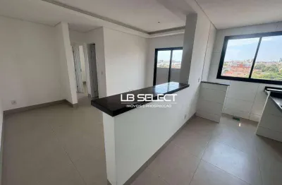 Apartamento no bairro santa mõnica com dois quartos, sendo uma suíte e sala com sacada.