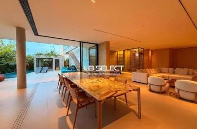 Casa no condomínio jardins barcelona com cinco suítes e área gourmet completa.