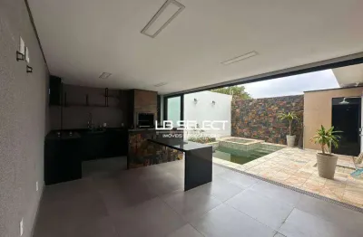 Casa no condomínio manhattan com três quartos, suíte e área gourmet.