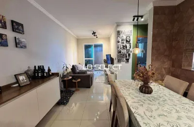 Açpartamento com dois quaratos, sendo uma suíte, sala com sacada e uma vaa de garagem.