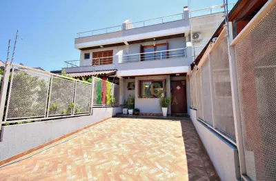 Casa com 3 quartos à venda na Rua Heitor Kramer, 294, Guarujá, Porto Alegre por R$ 545.000