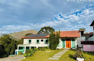 Casa em condomínio com quatro quartos em condomínio alto padrão.