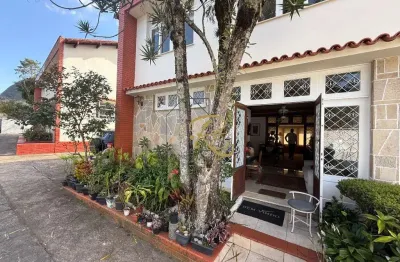 Casa em condomínio fechado com 3 quartos à venda na rua flavio bortoluzi de souza, 413, alto, teresópolis, 106 m2 por r$ 860.000