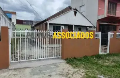 Casa com 3 quartos para alugar na raul pompéia, 499, três vendas, pelotas
