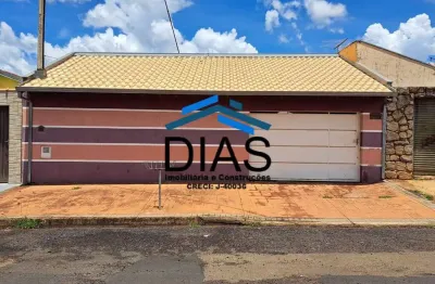 Jardim das paineiras casa com três dormitórios e quintal amplo