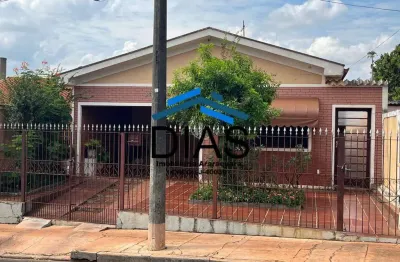 Melhado ampla com três dormitórios e quintal grande ótima localização