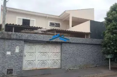 Sobrado amplo com três dormitórios s uma suite e duas vagas cobertas