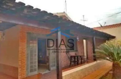 Americo brasiliense casa bem localizada com três dormitórios e edicula